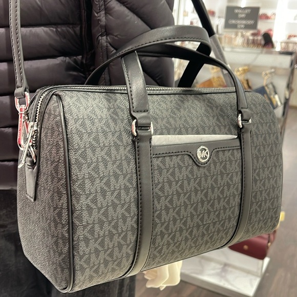 MICHAEL KORS JST TRAVEL MEDIUM DUFFLE SATCHEL SHOULDER CROSSBODY BAG MK BLACK - Picture 4 of 16